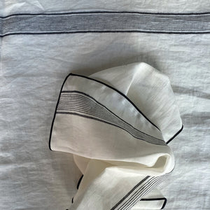Servilleta y mantel de lino blanco. Detalle de confección y tejido.