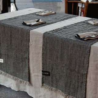 Caminos de mesa jaipur negros con mantel de lino natural clásico.