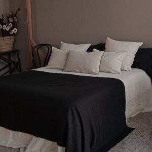 Juego de cama natural doble textura, con plaid de  lino negro clásico con ribete marrón.