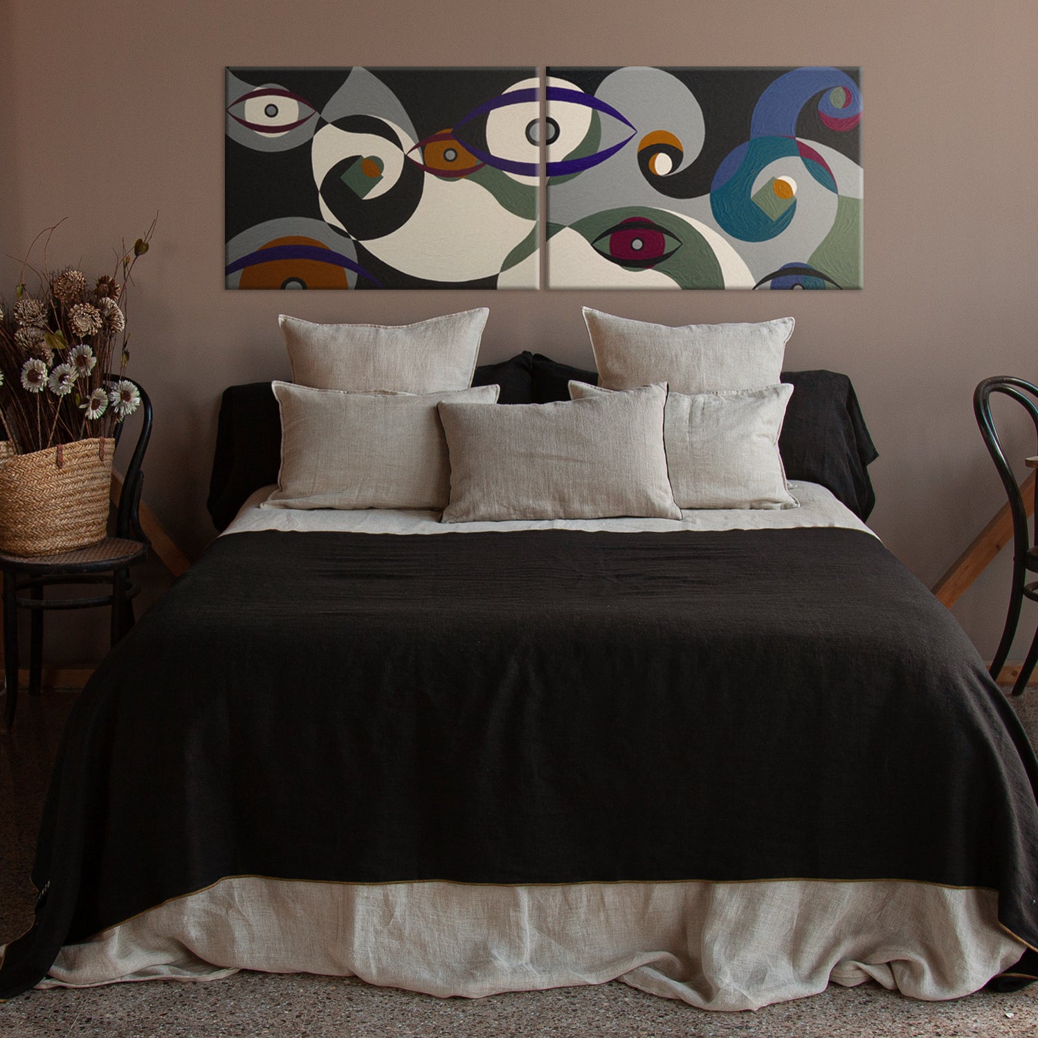 Plaid de lino negro en cama de lino natural con cuadros de Miguel Blanes.
