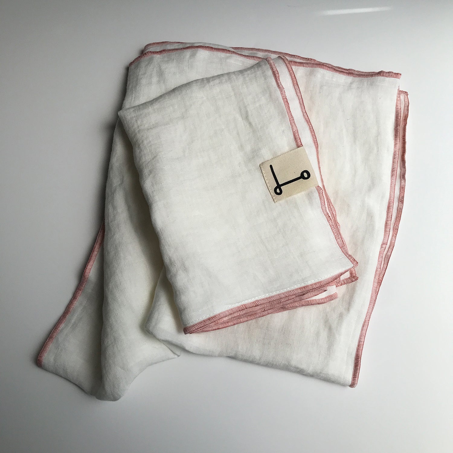 Fundas de almohada de lino blanco con ribete rosa