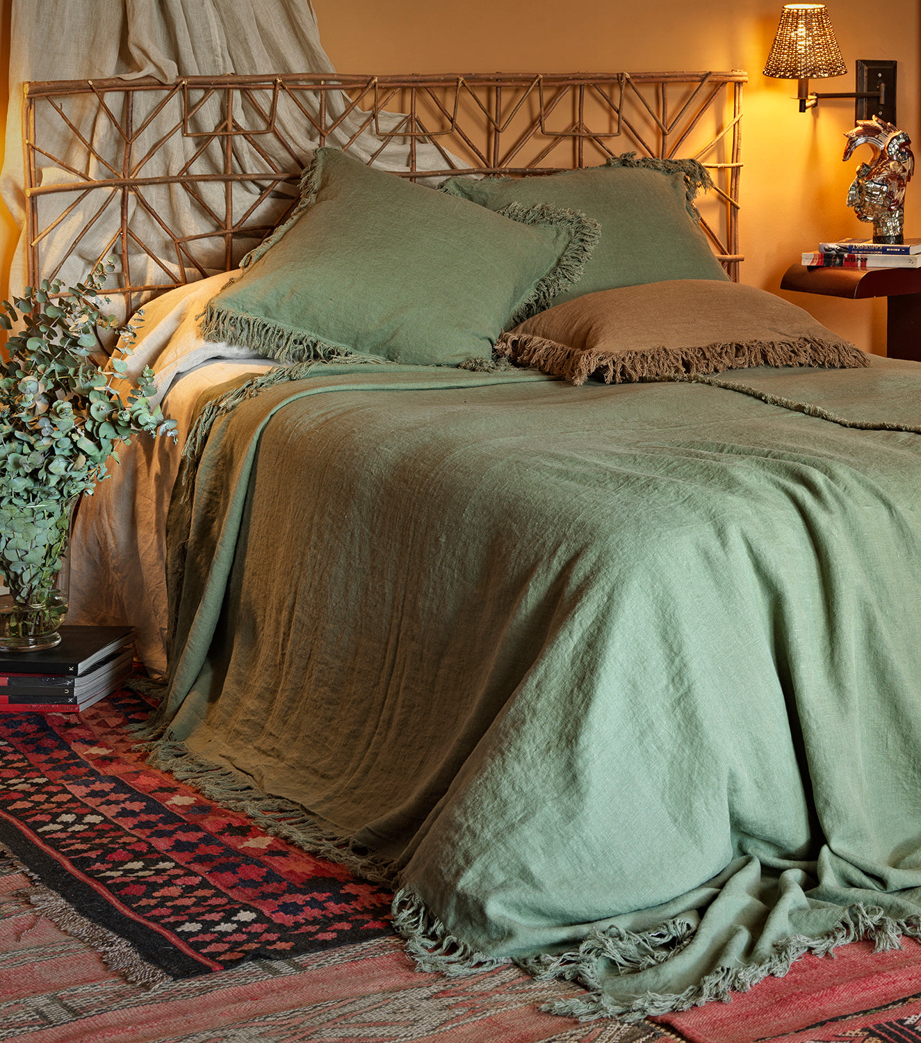 Colcha de lino verde para verano. Colcha con flecos y cojines a juego. Colección Marrakech.