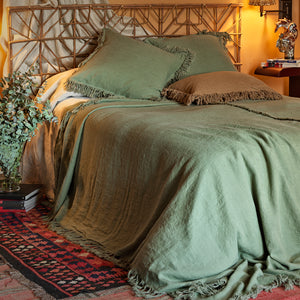 Colcha de lino verde para verano. Colcha con flecos y cojines a juego. Colección Marrakech.