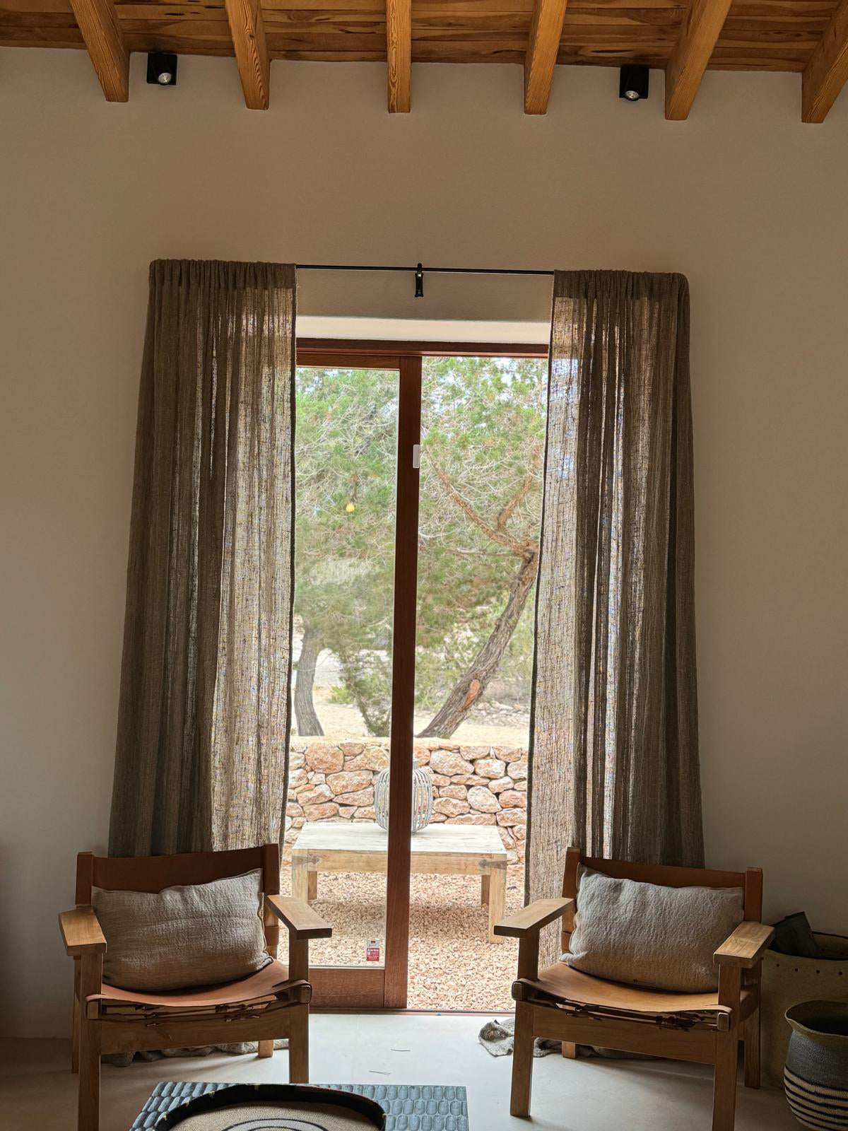 Cortina de lino Hidra color natural en salón dELENZO