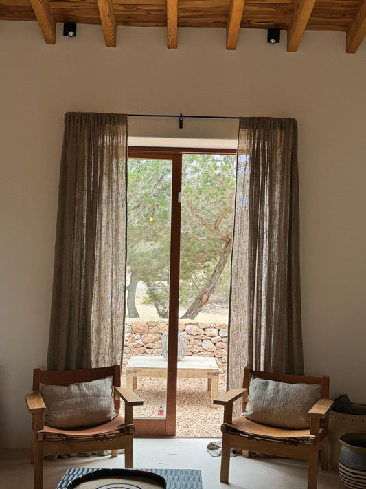 Cortina de lino Hidra color natural en salón dELENZO