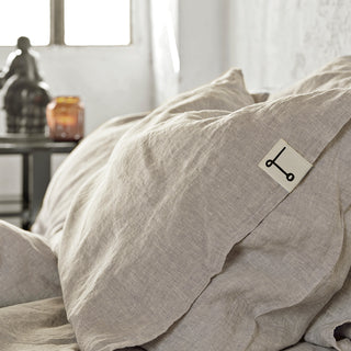 Funda de almohada de lino natural rústico. Detalle de almohada de 60x60cm