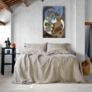 Juego de sábanas de lino natural. En habitación de pared blanca con cuadro de Miguel Blanes. dE.LENZO