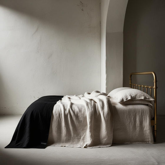 cama dorada con sabanas de lino