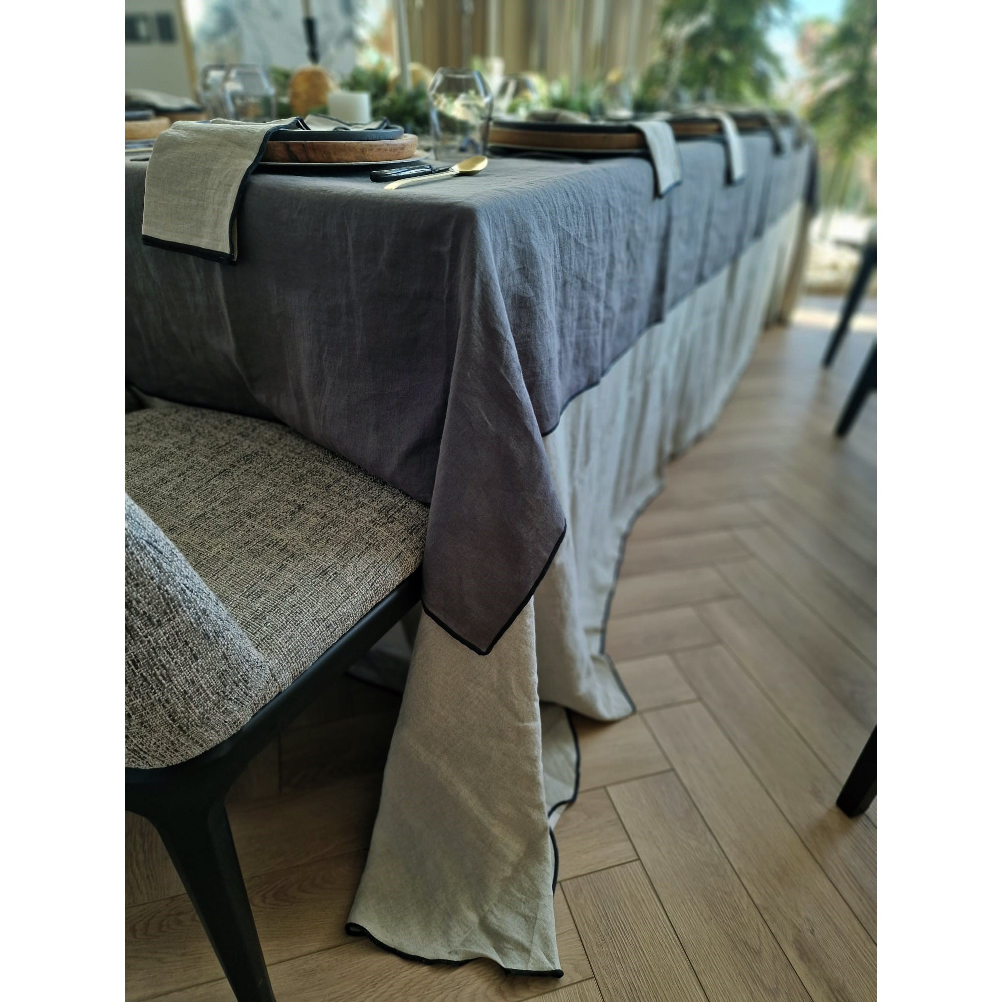 Mantel de lino gris sobre mantel de lino natural.
