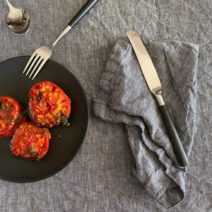 Servilleta con tomates asados y mantel a juego