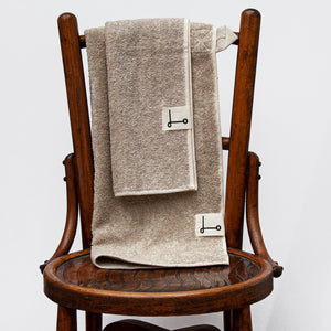 Dos juegos de toallas de lino rizado natural sobre base de algodón.