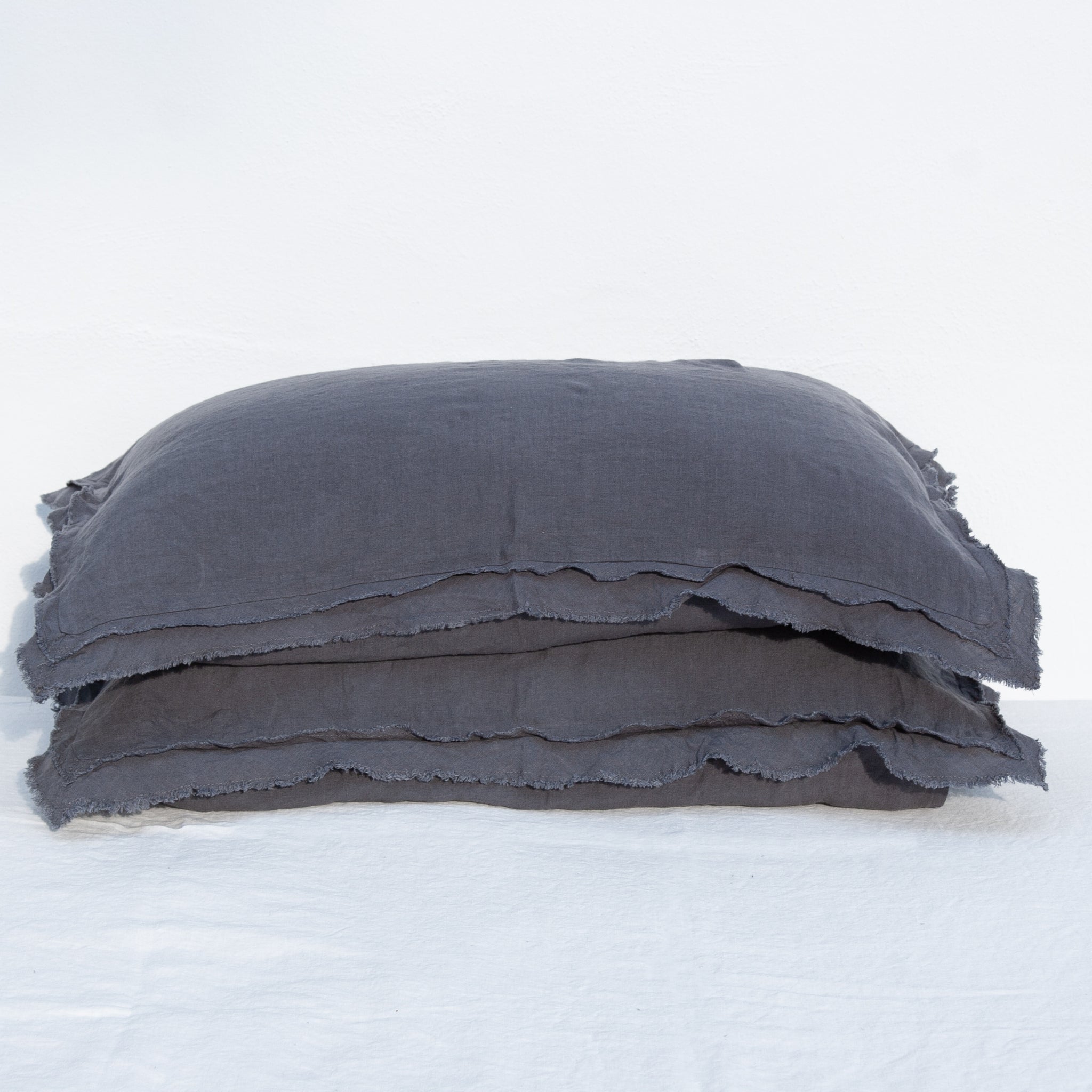 Funda de almohada de lino con volante gris
