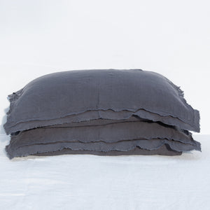 Funda de almohada de lino con volante gris