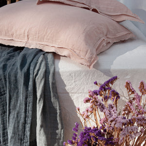 Funda de almohada de lino con volante rosa