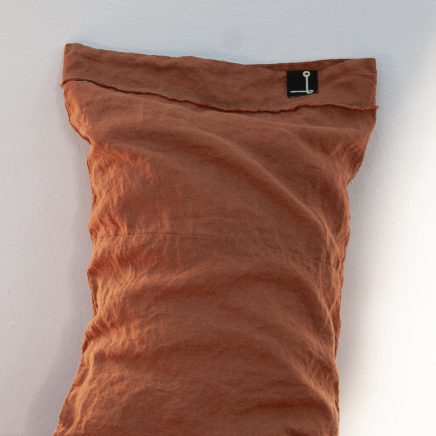 Almohada de lino teja. detalles