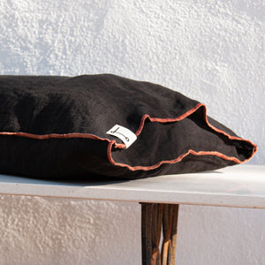 Funda de almohada negra de lino.