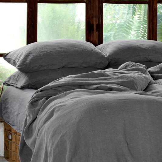 Almohadas de lino gris.