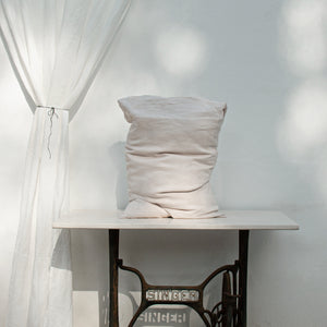 Almohada de lino lavado blanco perla.