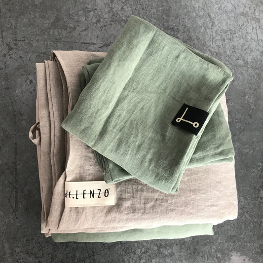 Funda nórdica de lino bicolor verde y natural.