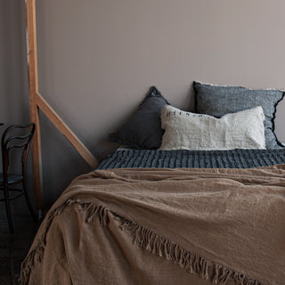 Colcha de lino de color terracota con sábanas de lino