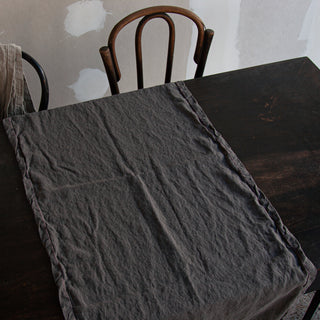 Camino de mesa de color gris bordado teja