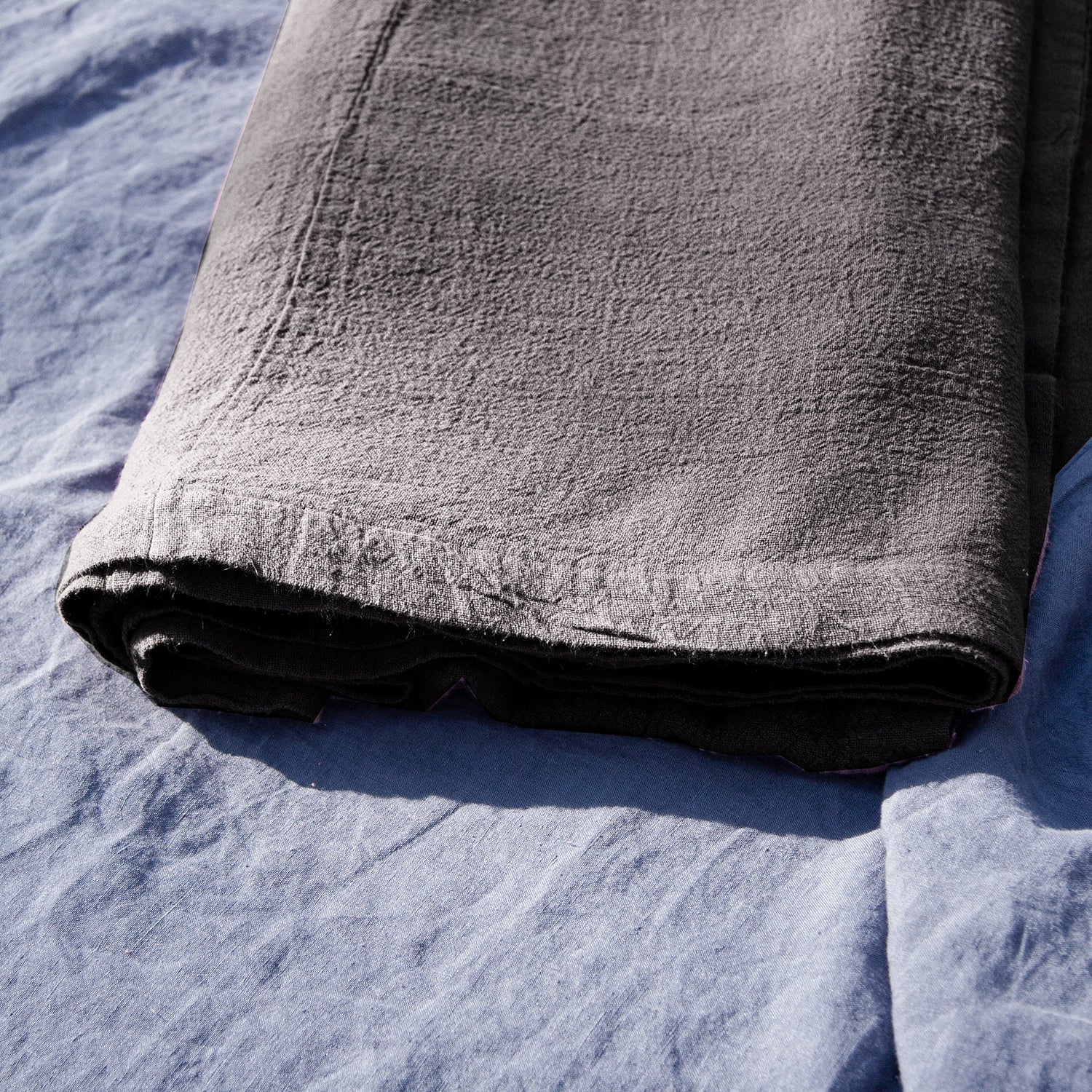 Detalle de Colcha para cama de lino gris