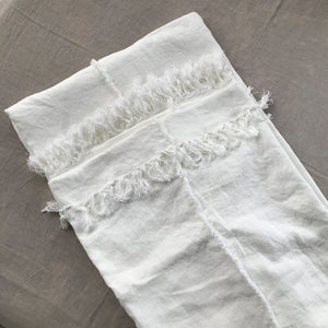 Colcha de lino lavado de color blanco desflecada artesanalmente