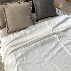 Colcha de lino lavado de color blanco cosida artesanalmente