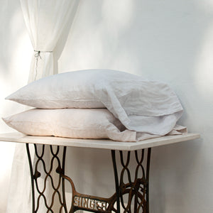 Almohadas de lino lavado en tonos blancos