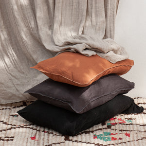 Funda de almohada de lino teja, negros y grises.