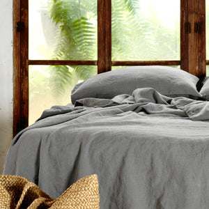 Detalle de almohadas grises de lino lavado