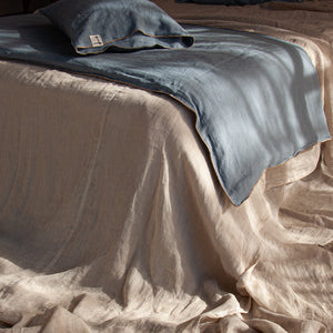 Edredón para pie de cama de lino y lana de color azul