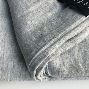 Juego de sábanas de lino GRIS CLARO detalle de funda nórdica de lana y lino.