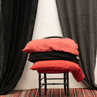 Fundas de almohada de lino de color rojo desgastado.