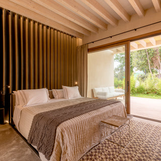 Foto de habitación de hotel con colcha de lino plisado natural.