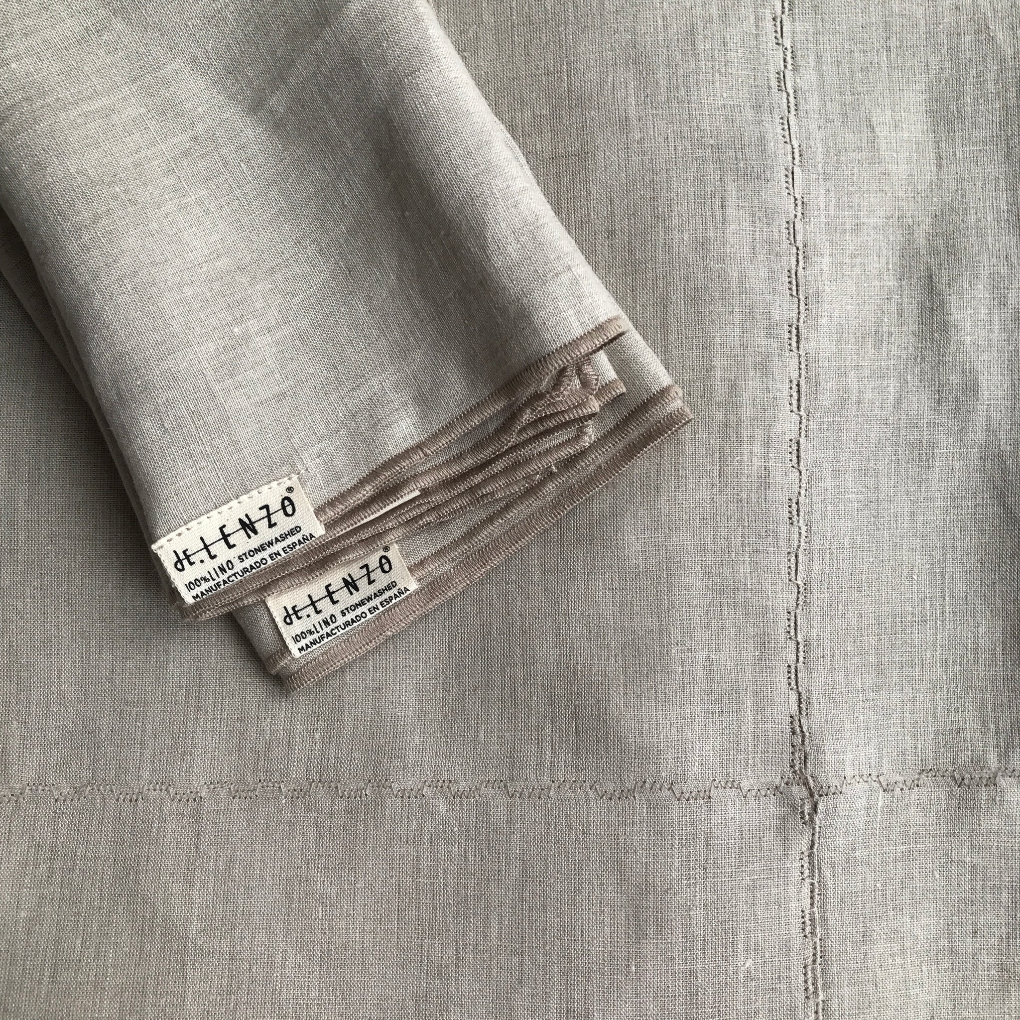 Detalle de servilletas de lino natural con su bordado.