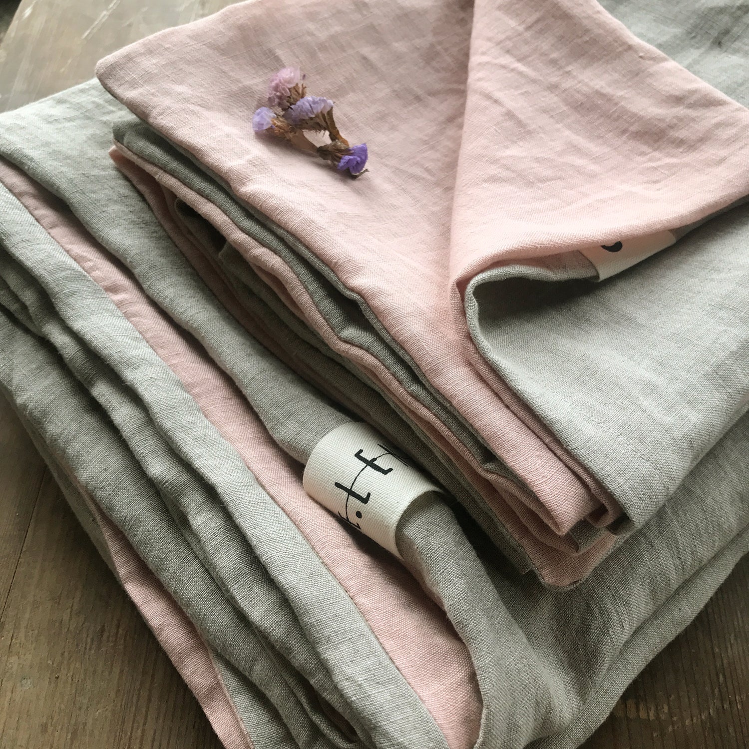 Funda nórdica de lino natural con lino rosa y sus almohadas.