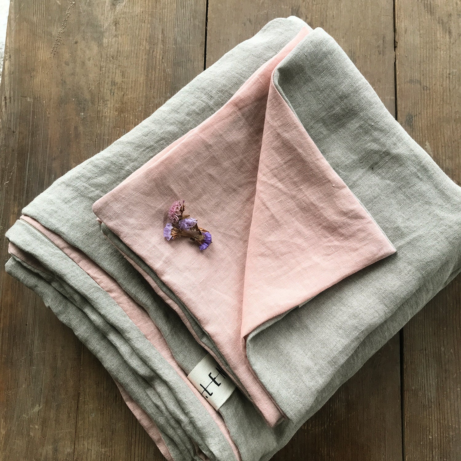 Almohadas de lino rosa y natural bicolores.