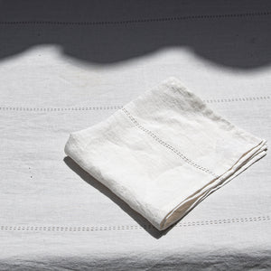 Detalle de servilleta de lino con líneas naturales