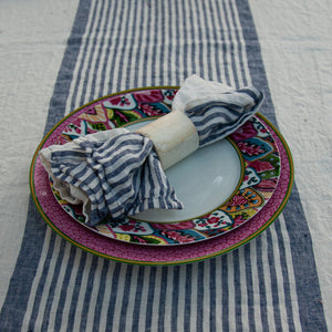 Detalle de plato, servilleta y mantel de lino azul Taormina.