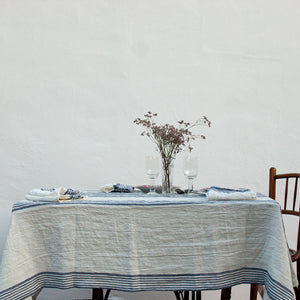 Mantel mediterráneo de lino blanco y azul.