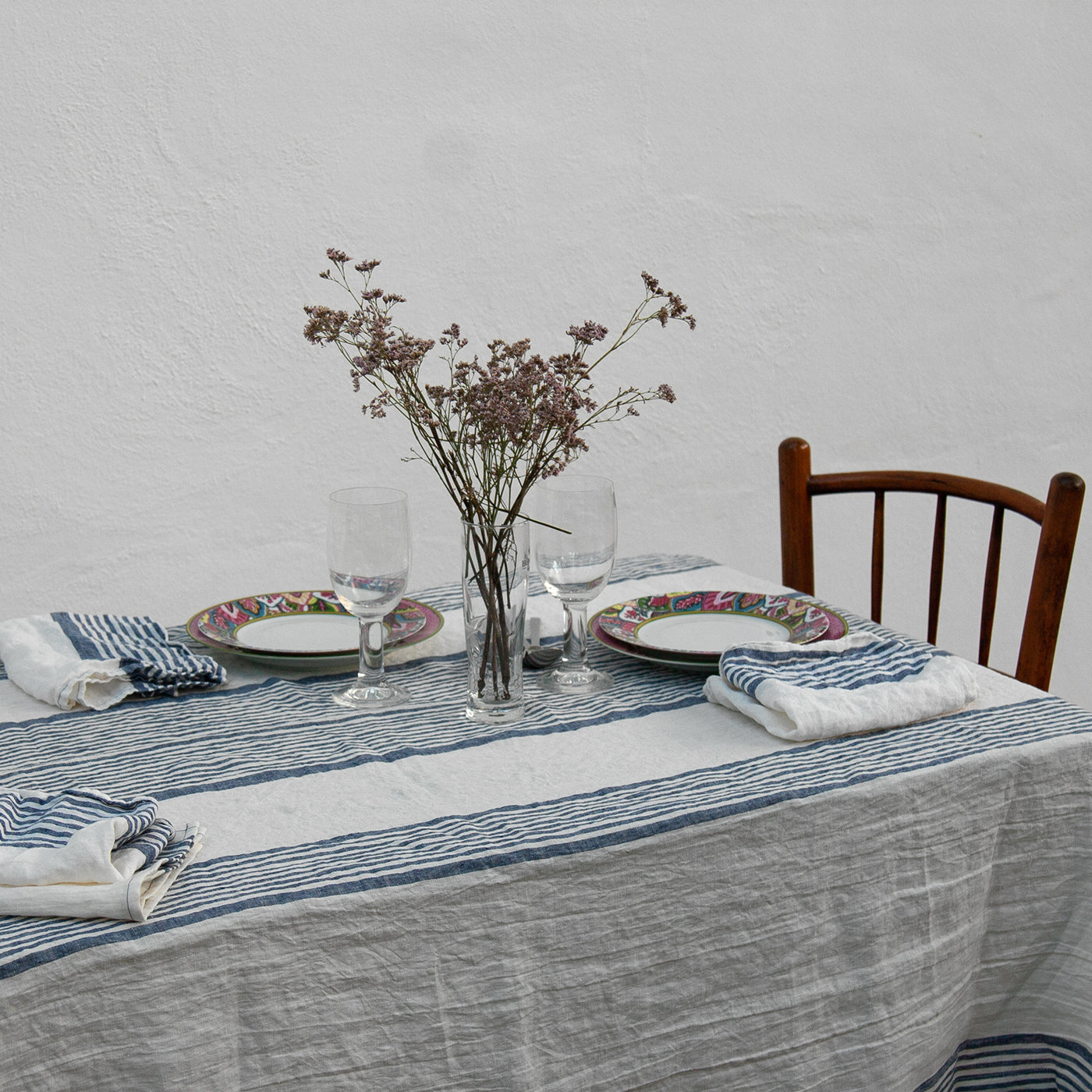 Mantel de lino con rayas azules.