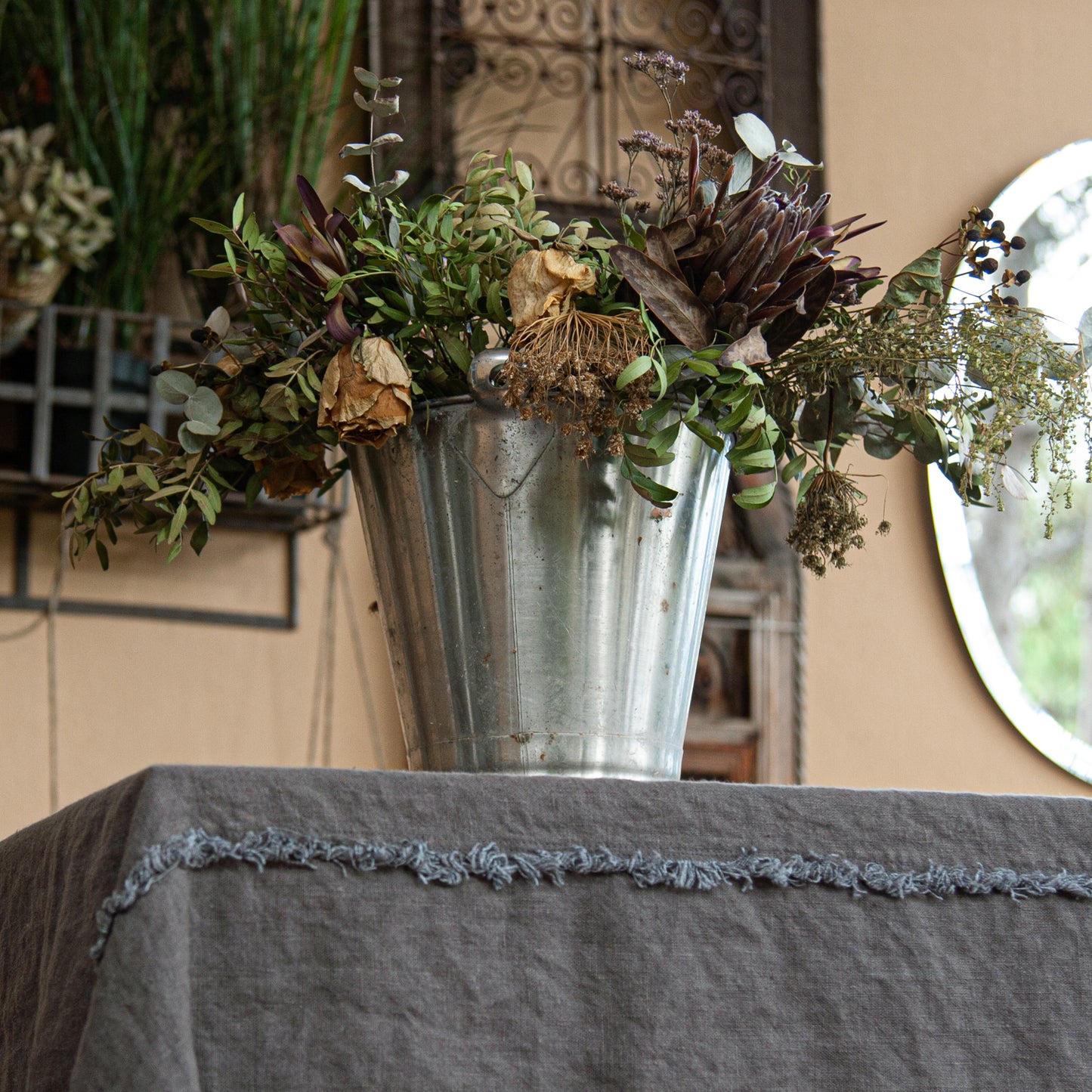 Detalle de mantel de lino gris medio