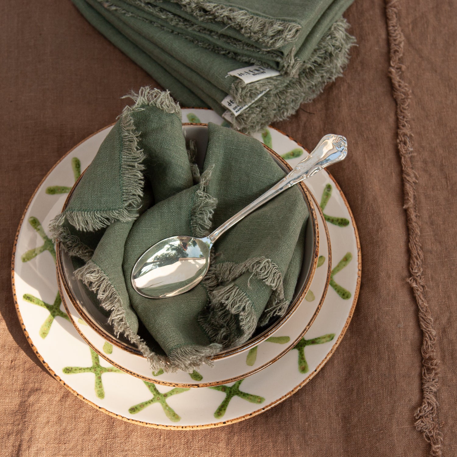 Detalle en plato Detalle de la servilletas Marrakech de lino de color Terracota.