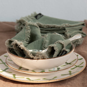 Servilleta y mantel de la colección Marrakech de lino de color verde olivo y mantel terracota.