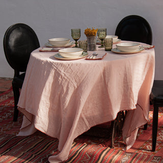 Mantel de lino rosa en mesa redonda,
