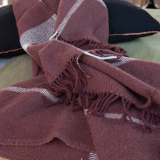Detalles de manta burdeos de lana virgen.