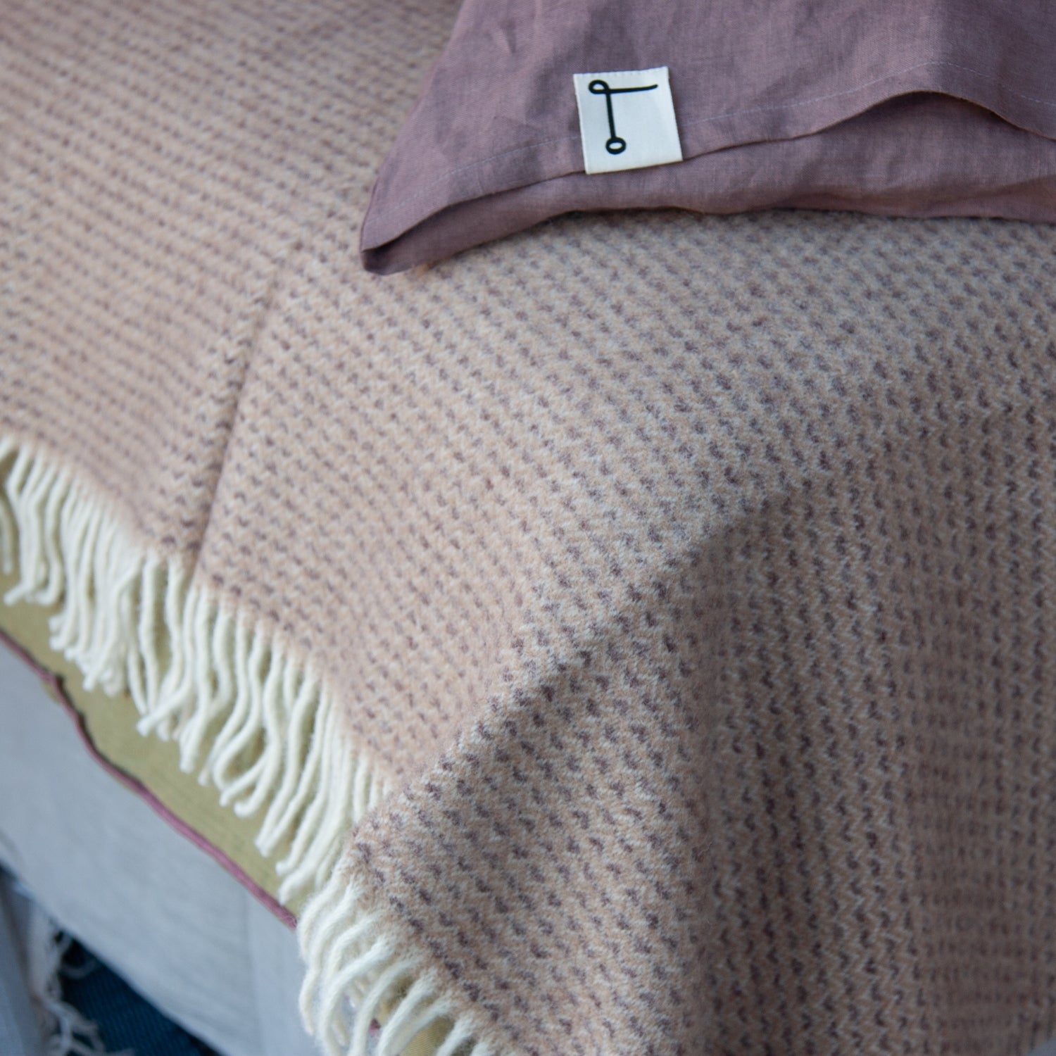 Couverture 100% pure laine mérinos Abondance TOISON D'OR-180 x 240 cm-Sable | Leroy Merlin Couverture 100% pure laine mérinos Abondance TOISON D'OR-180 x 240 cm-Sable | Leroy Merlin