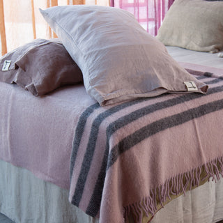 Manta de lana para pie de cama.