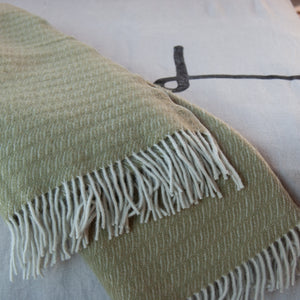 Detalle de los flecos de la manta de lana virgen Australiana